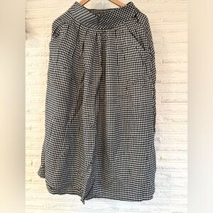 Vintage houndstooth rayon skirt with side zip and pockets. Stretchy waist band.
